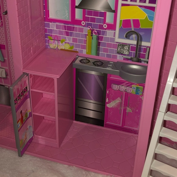 Portable Barbie Glam Vacation House, playset 2010 - Picture 5 of 15